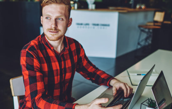 Man using screenwriting software at a cafe